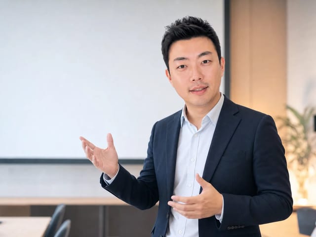 세미나룸에서 설명 중인 이동윤 대표