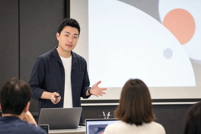 교육 현장에서 수강생에게 설명하는 이동윤 대표